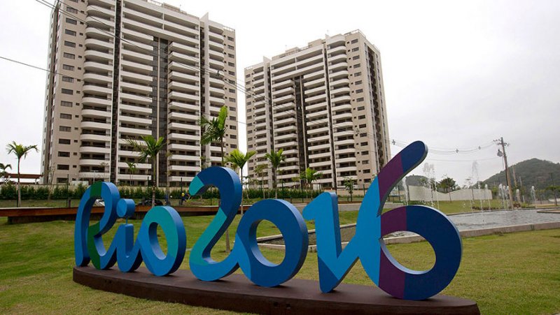 Олимпод оролцох тамирчид олимпын хотхонд буудлахаас татгалзаж, буудалд байрлаж байна