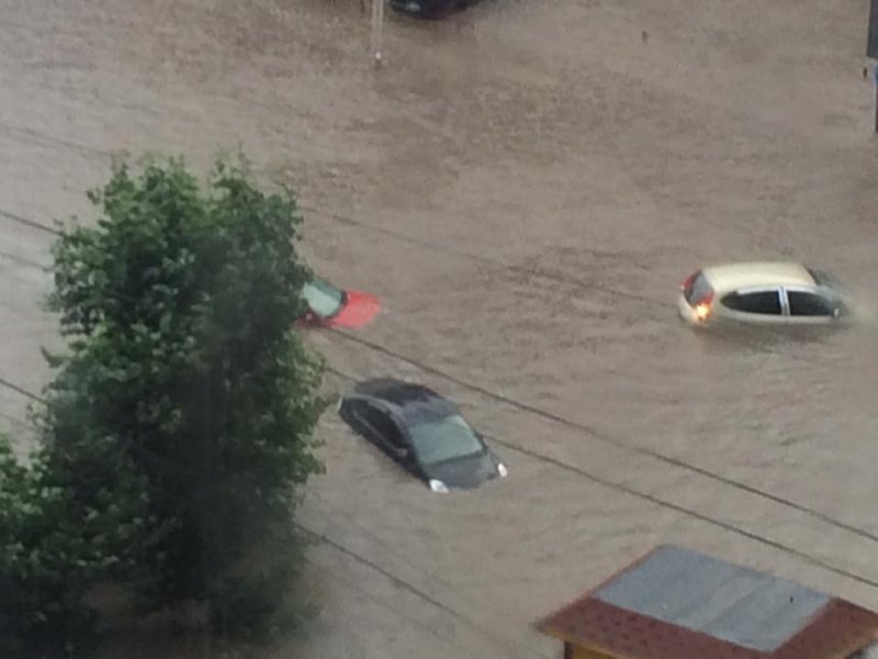 Улаанбаатарт хүчтэй бороо мөндөр орж хотын замаар машин хөвж байна ФОТО