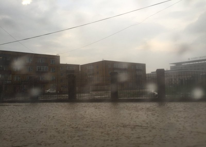 Улаанбаатарт хүчтэй бороо мөндөр орж хотын замаар машин хөвж байна ФОТО