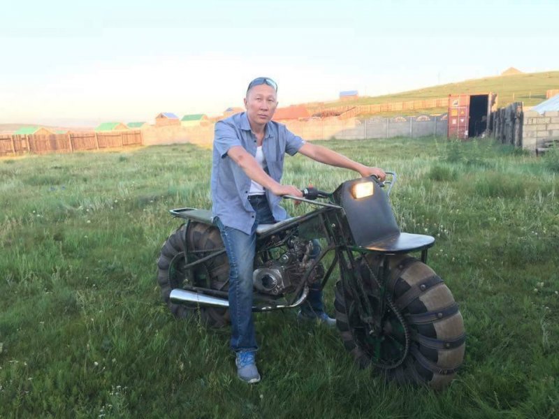 Монгол залуу  мотоцикль бүтээжээ