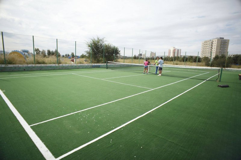 Олон улсын стандартад нийцсэн талбайн теннисний талбайтай боллоо