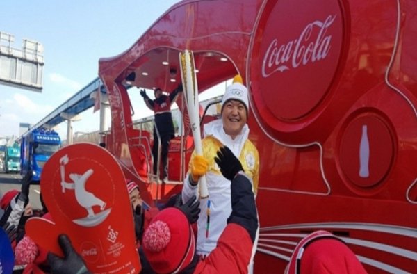 Монгол хүн өвлийн олимпийн бамбарыг анх удаа буухиаллаа