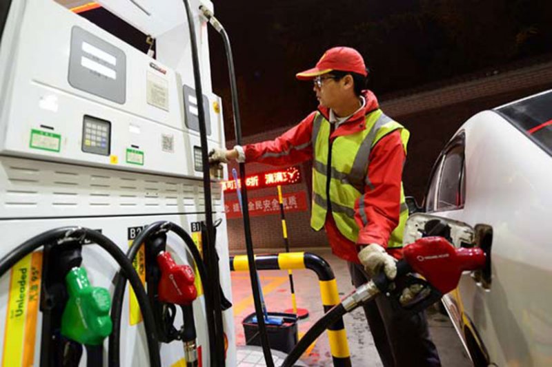 Хятад улс бензиний үнийг бууруулав