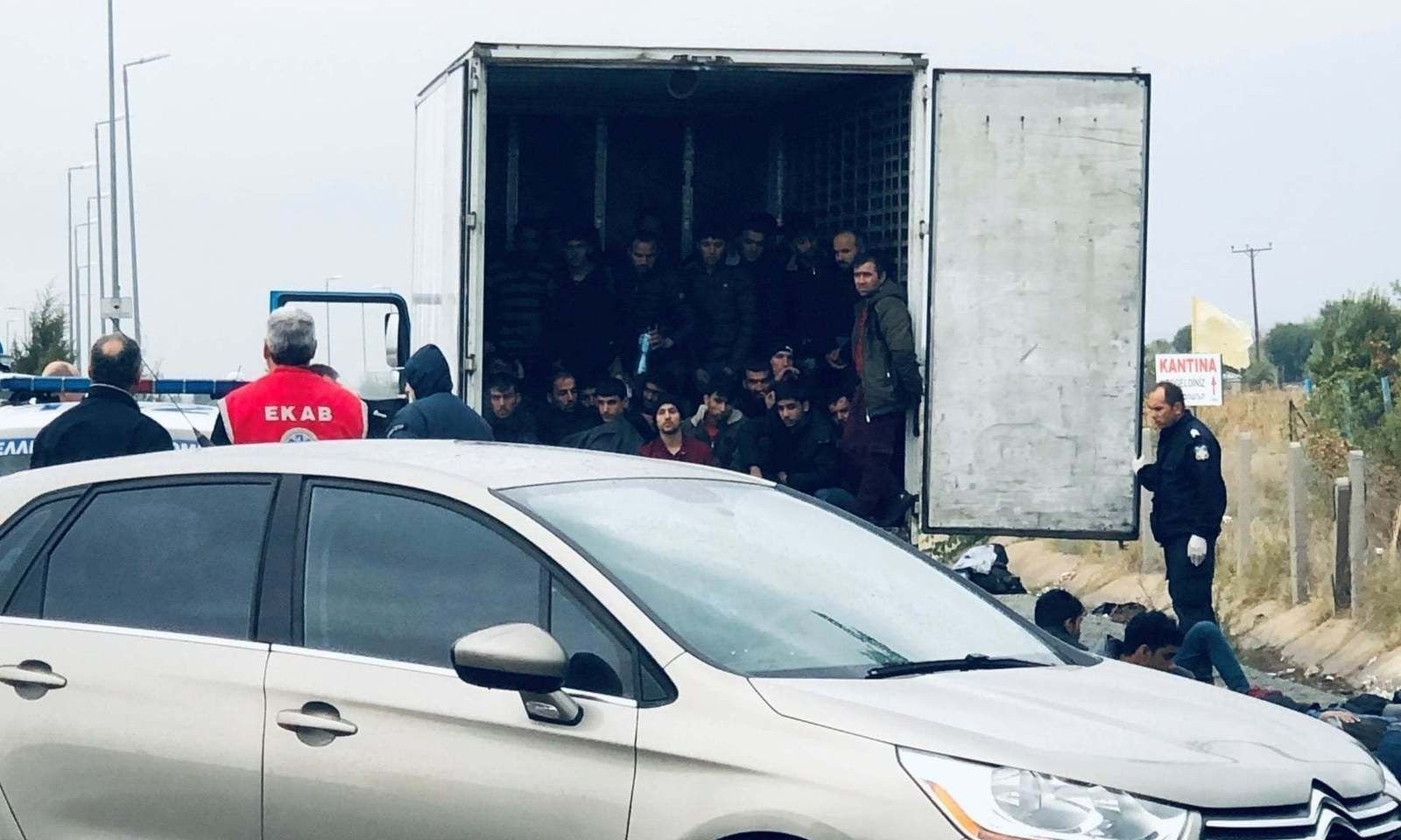 Грекийн цагдаа нар хөргүүртэй ачааны машинаас 41 дүрвэгч илрүүлжээ