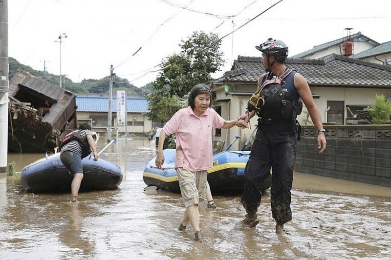 Япон: Аадар борооны улмаас хүмүүсийг нүүлгэн шилжүүлж байна