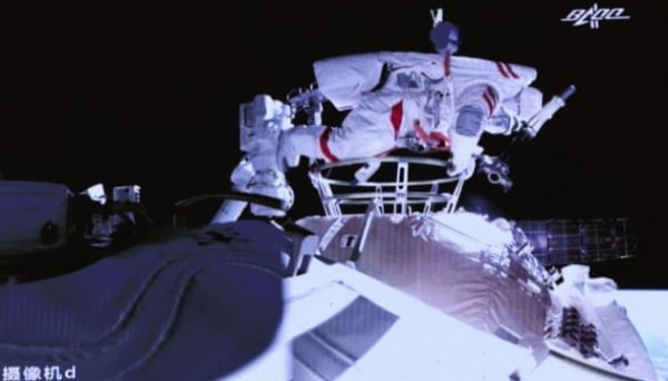 Хятадын сансрын нисэгчид задгай сансарт гарчээ